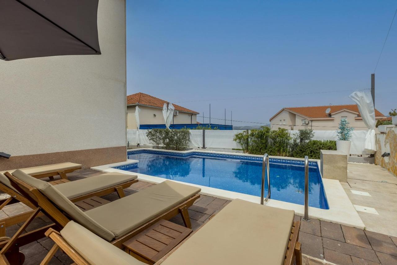 Villa Costa Blu With Pool By The Sea Трогир Экстерьер фото